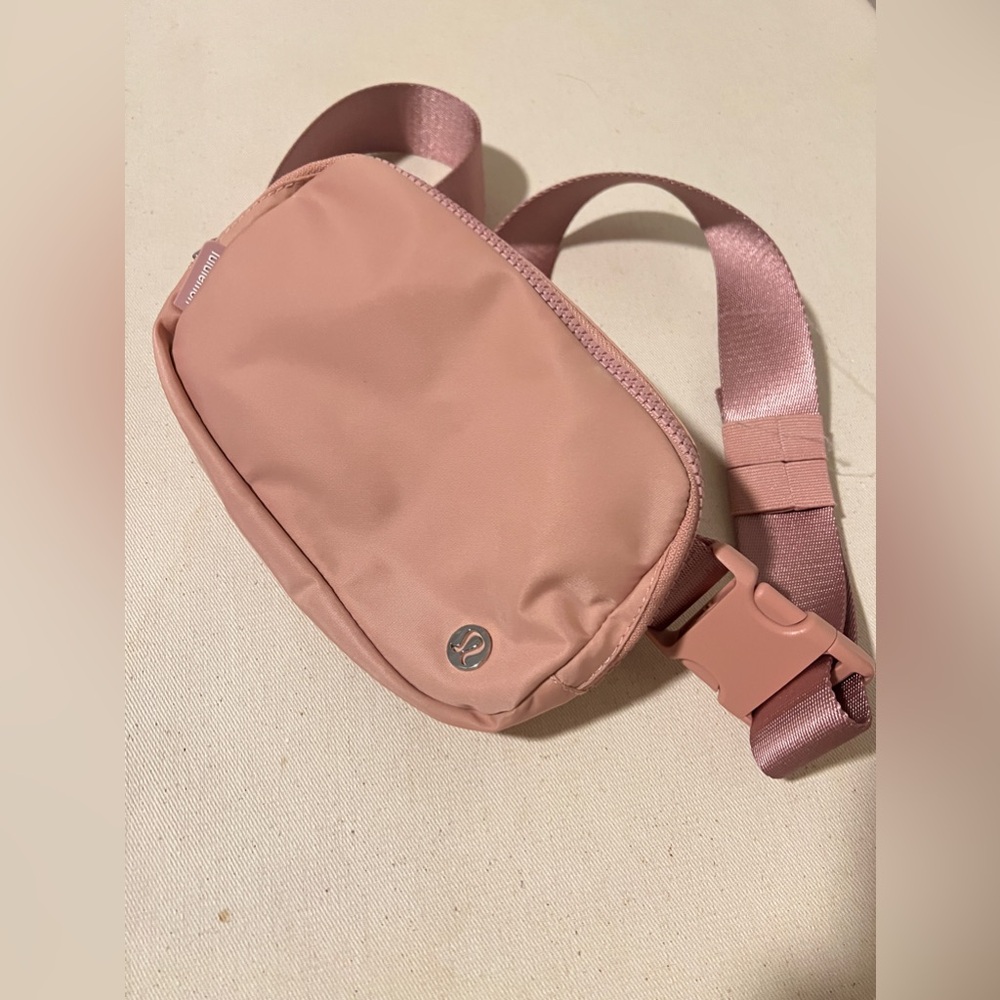 Lululemon Everywhere Belt Bag PNPA